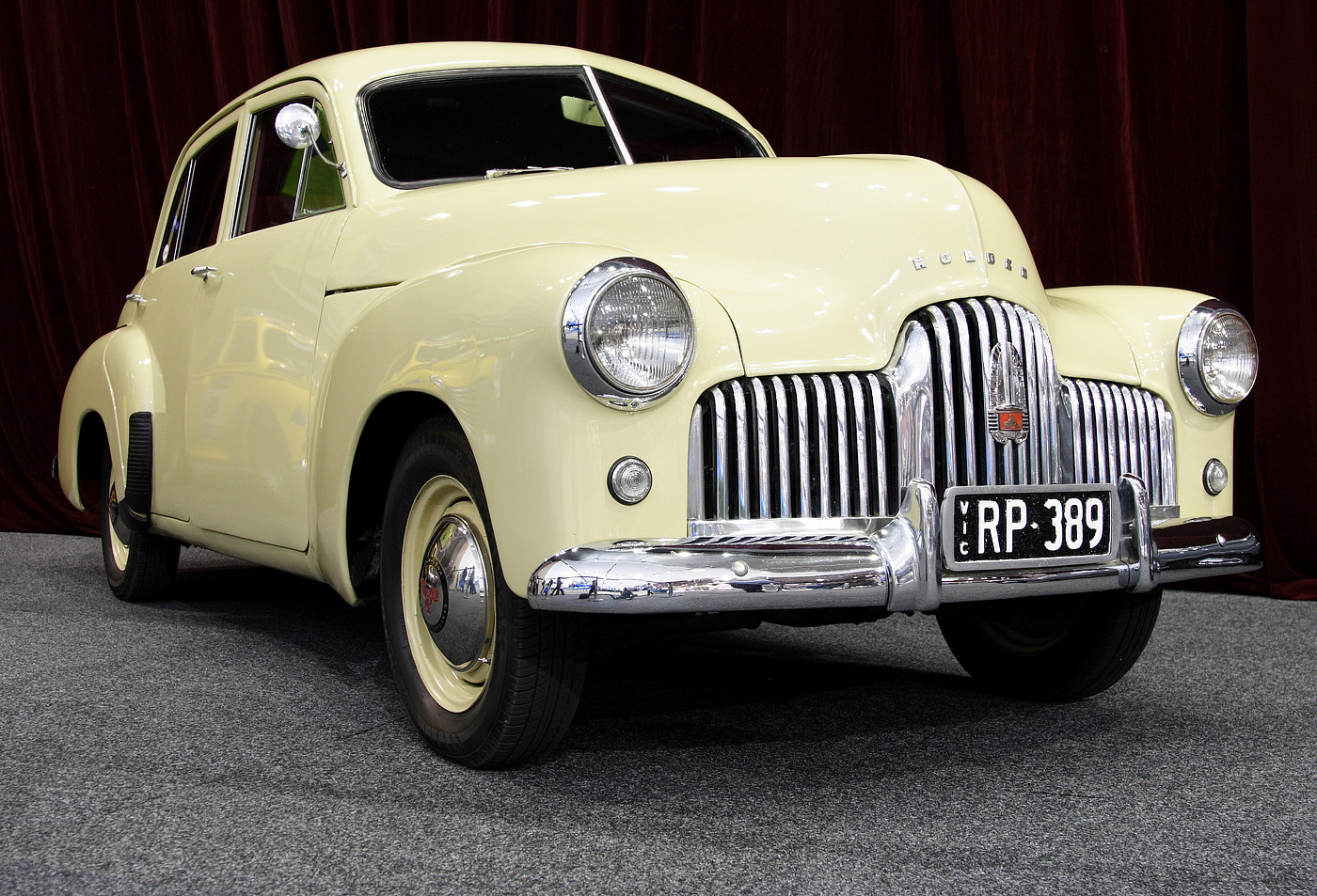 1949_Holden_48-215_sedan_01