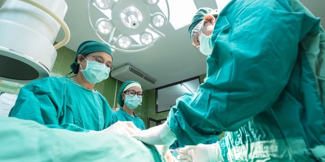 medcon-theatre-gowns-scrubs-medical-hero-3-1400-x-631-1262×631