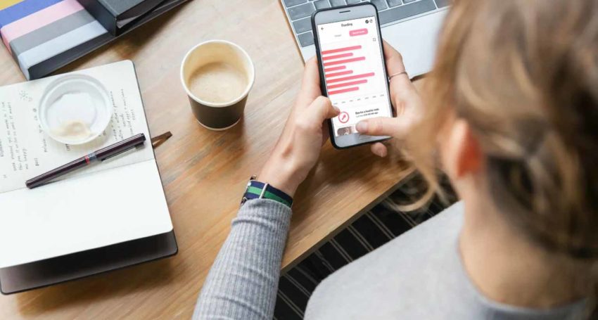 A-young-mother-using-the-Goldilocks-Suit-App-for-iOS-and-Android-mobile-phones-to-monitor-their-baby-from-their-home-office-850×455