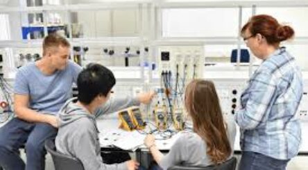 Image for Industry 4.0 advanced apprenticeship pilot gains $7.2 million funding extension