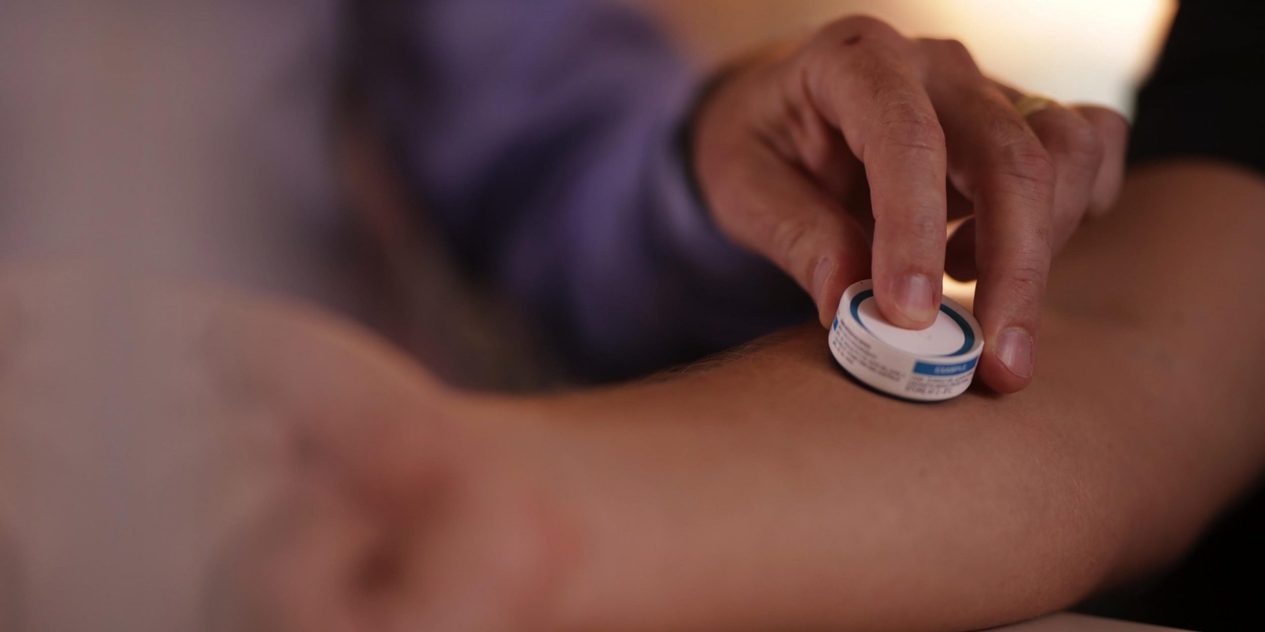 vaxxas-patch-arm-hero-4Kplus_3840x2270_Q6-scaled-1-2560×1280