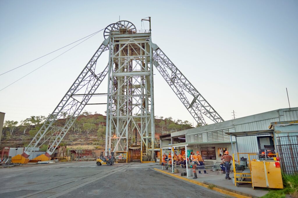 Mt Isa mayor pleads for government intervention as 17,000 jobs hang in balance